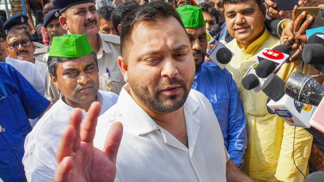 Tejashwi Yadav: 'हम सभी पर भारी पड़ रहे हैं', पीएम मोदी के रोड शो पर तेजस्वी यादव के रिएक्शन से सियासत गरमाई RJD leader Tejashwi Yadav attacks BJP on PM Narendra Modi road show in Patna Tejashwi Yadav: 'हम सभी पर भारी पड़ रहे हैं', पीएम मोदी के रोड शो पर तेजस्वी यादव के रिएक्शन से सियासत गरमाई