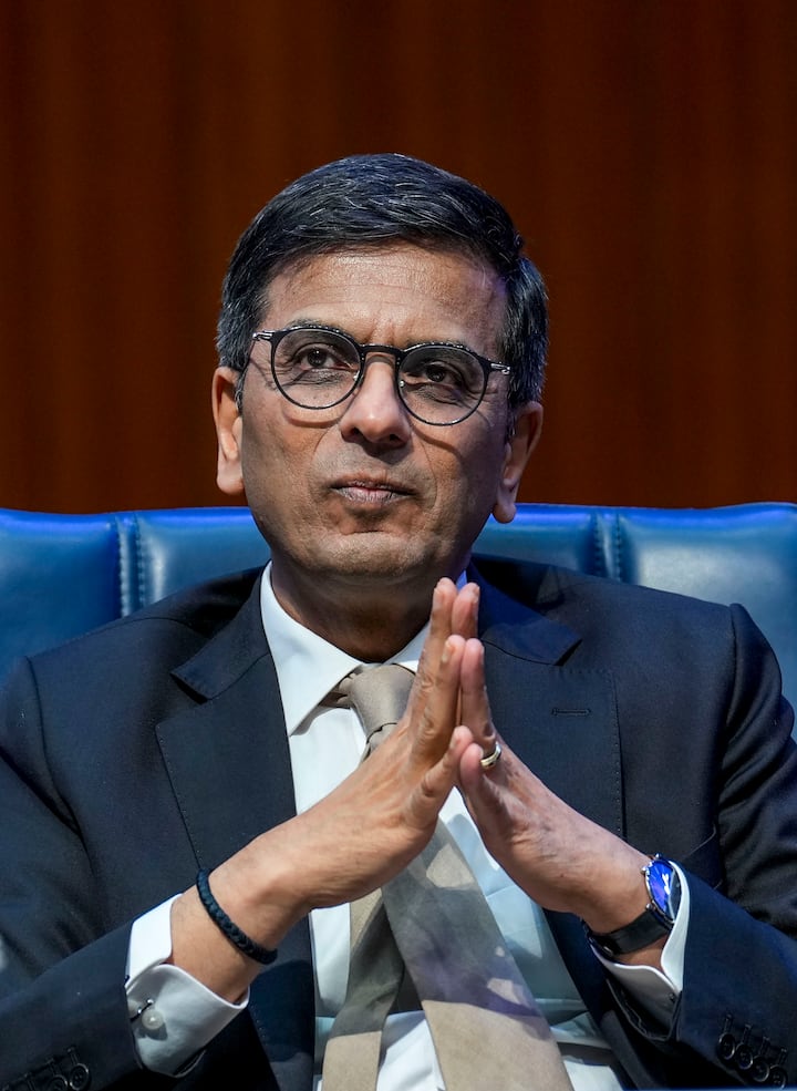 बॉम्बे एचसी और सुप्रीम कोर्ट में वरिष्ठ वकील यूसुफ हातिम मुछाला, जो ऑल इंडिया मुस्लिम पर्सनल लॉ बोर्ड की कार्यकारी समिति के सदस्य भी हैं. उन्होंने कहा की 70 और 80 के दशक में युवा चंद्रचुड़ हर्वर्ड से लौटने के बाद दिल्ली में वरिष्ठ वकील वाईएस चितले के साथ अपनी प्रैक्टिस शुरू की थी.