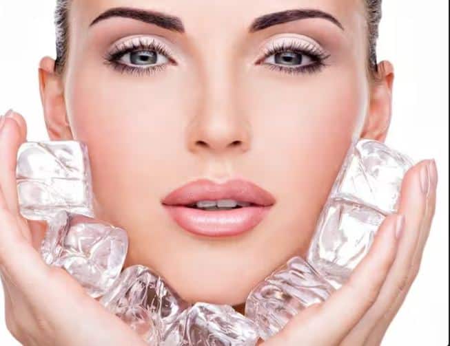 ਜੇਕਰ ਤੁਹਾਡੀ ਚਮੜੀ ਤੇਲਯੁਕਤ ਹੈ ਤਾਂ ਤੁਸੀਂ ਬਰਫ਼ ਲਗਾ ਕੇ ਲਾਭ ਪ੍ਰਾਪਤ ਕਰ ਸਕਦੇ ਹੋ। ਇਹ ਤੇਲ ਦਾ ਉਤਪਾਦਨ ਘਟਾਉਂਦਾ ਹੈ।