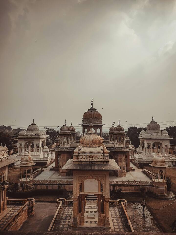 प्रधानमंत्री के अभिभाषण का क्षेत्र लाल किला देश के साथ विदेशों में भी प्रसिद्ध हैं. इस ऐतिहासिक धरोहर को देखने साल 2023 में 22 लाख से ज्यादा लोग देखने पहुंचे थे.