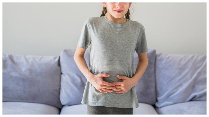 इन्फेक्शन : पेट में इन्फेक्शन जैसे कि फूड पॉइज़निंग या वायरस के कारण दस्त और उल्टी के साथ दर्द हो सकता है. इससे बच्चों को काफी परेशानी होती है.