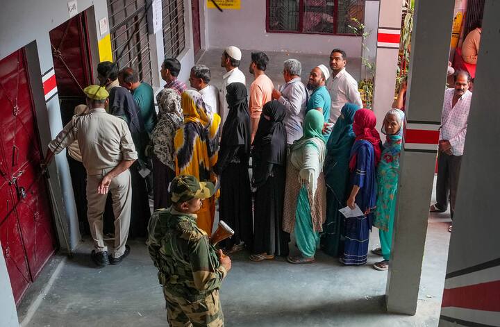 अगर आपको लगता है कि ईवीएम या वीवीपैट में खराबी है तो आप तुरंत इसकी शिकायत वहां मौजूद पीठासीन अधिकारी को कर सकते हैं.