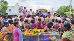 போலீசாரை கண்டித்து இறந்த பெண் உடலை சாலை நடுவே வைத்து மறியல் - மரக்காணத்தில் பரபரப்பு
