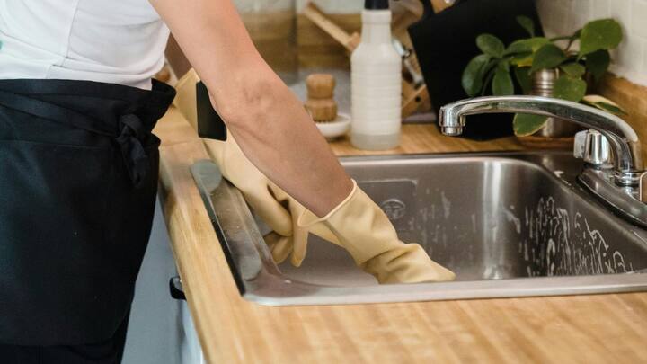 உங்கள் வீட்டில் உள்ள சிங்க்கைக் கறை படிந்து உள்ளதா? இதை எளிய முறையில் சுத்தம் செய்து விடலாம்.