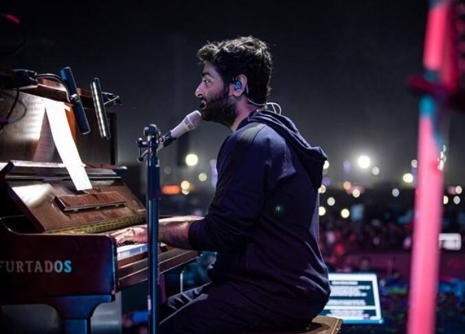 वहीं लाखों में फीस चार्ज करने के बाद भी अरिजीत सिंह बेहद सिंपल लाइफ जीते हैं. वे कोई डिज़ाइनर कपड़े नहीं पहनते है और उन्होंने कहा था कि उनके घर पर डोमेस्टिक हेल्प भी बेहद कम हैं. पिछले हफ्ते मुर्शिदाबाद का वायरल वीडियो पहली बार नहीं था जब उन्हें अपनी स्कूटी पर देखा गया था. शहर में किराने की दुकान या सैर के दौरान वे अक्सर स्कूटी पर ही नजर आते हैं.