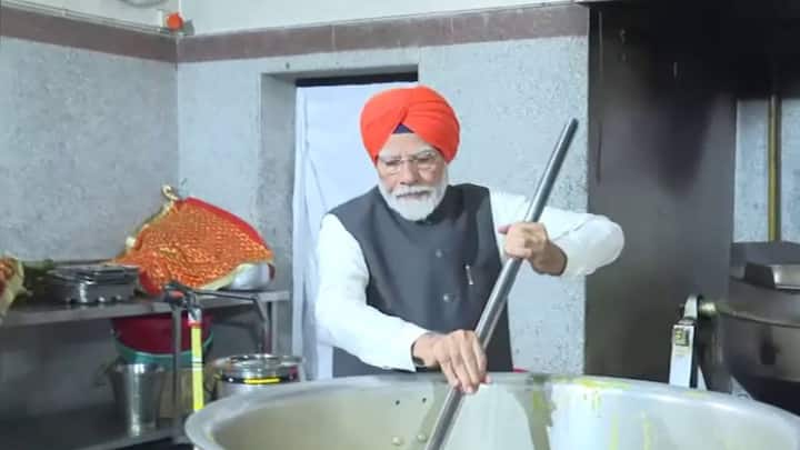 The Prime Minister also served langer at Gurudwara Patna Sahib from a steel bucket. (Photo: ANI)