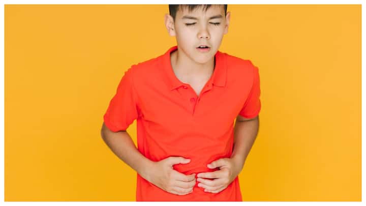 अगर आपके बच्चे को बार-बार पेट में दर्द हो रहा है, तो इसे हल्के में न लें. पेट दर्द अलग हेल्थ समस्याओं का संकेत हो सकता है. आइए जानें कि बच्चों में पेट दर्द के पीछे कौन-कौन सी बीमारियां हो सकती हैं.