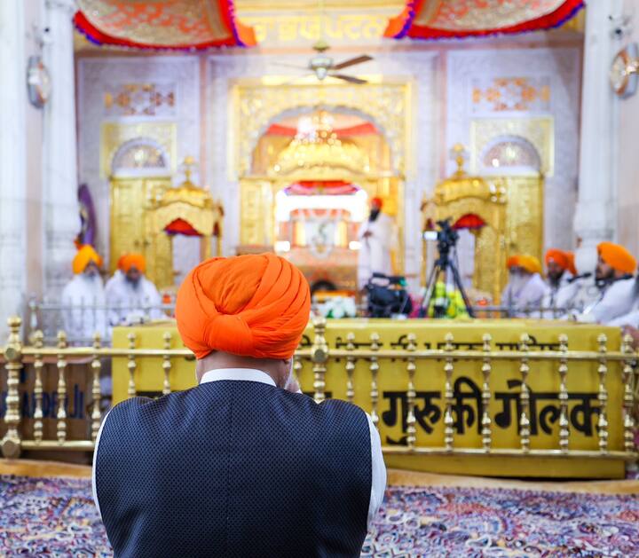 मोदींनी येथे लंगरसेवा देताना स्वत:च्या हाताने चपाती लाटल्याचं दिसून आले, विशेष म्हणजे अगदी गोल चपाती त्यांनी लाटली होती, तर भोजनगृहात भेट देऊन लंगरभोजन करणाऱ्या भाविकांना स्वत:च्या हाताने जेवण वाढले.