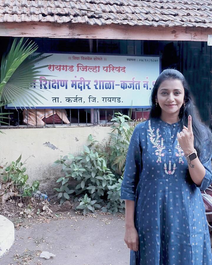 जुई गडकरी - अभिनेत्री जुई गडकरीने रायगड जिल्ह्यातील कर्जत तालुक्यातील आपल्या गावी मतदानाचा अधिकार बजावला.