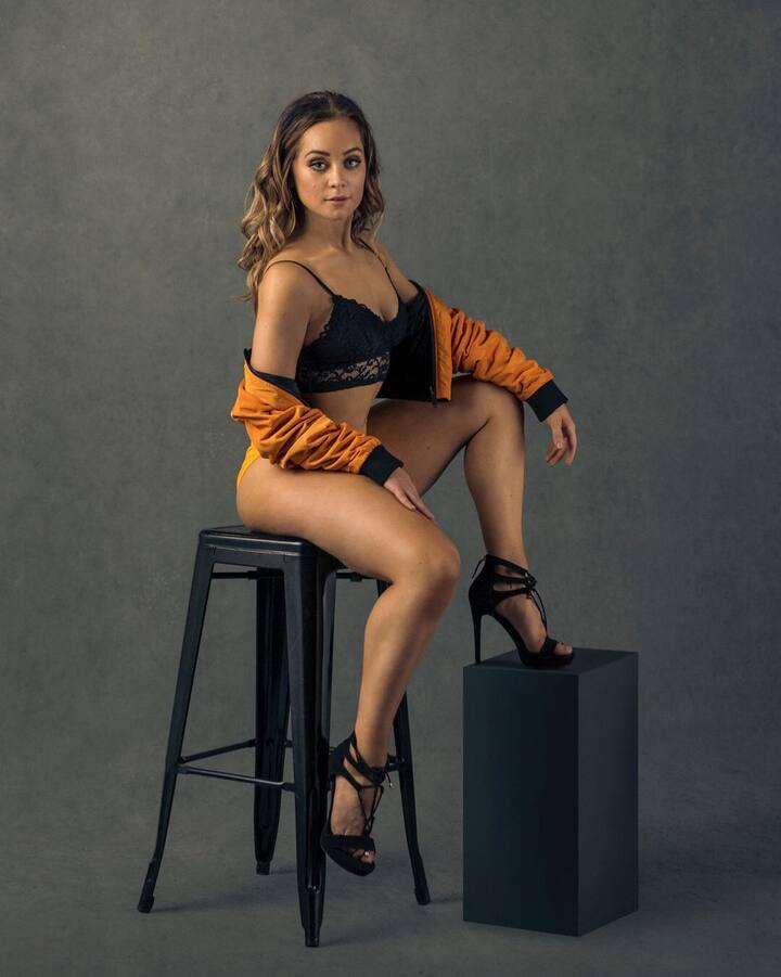 मॉरिसन सोशल मीडिया पर काफी एक्टिव रहती हैं. वह अपने फैंस और फॉलोअर्स के लिए वीडियो और तस्वीरें शेयर करती रहती हैं. उन्होंने चियरलीडर की वेशभूषा में भी वीडियो शेयर की हैं.