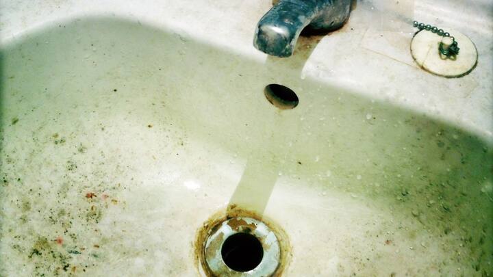 சிங்கில் அடிக்கடி அடைப்பு ஏற்படுகிறதா? இதை பண்ணுங்க. உங்கள் சிங்கில் உள்ள துளையில் 2 ஸ்பூன் பேக்கிங் சோடாவை சேர்த்து அதில் 6 அல்லது 7 ஸ்பூன் அளவு வினிகர் ஊற்றி விடவும்.