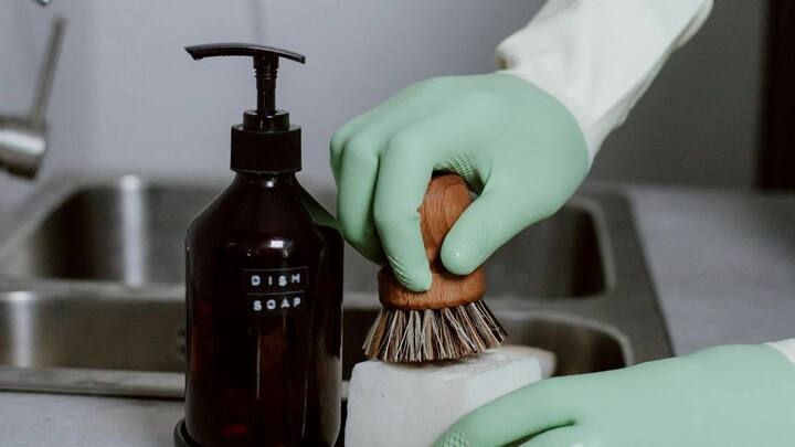 சிங்கில் இரண்டு ஸ்பூன் அளவு பேக்கிங் சோடாவை தூவி விட வேண்டும். பின் டிஷ்-வாஷ் லிக்விட்டை ஸ்பாஞ்சில் ஊற்றி சிங்க் முழுவதும் தேய்த்து கழுவவேண்டும்.