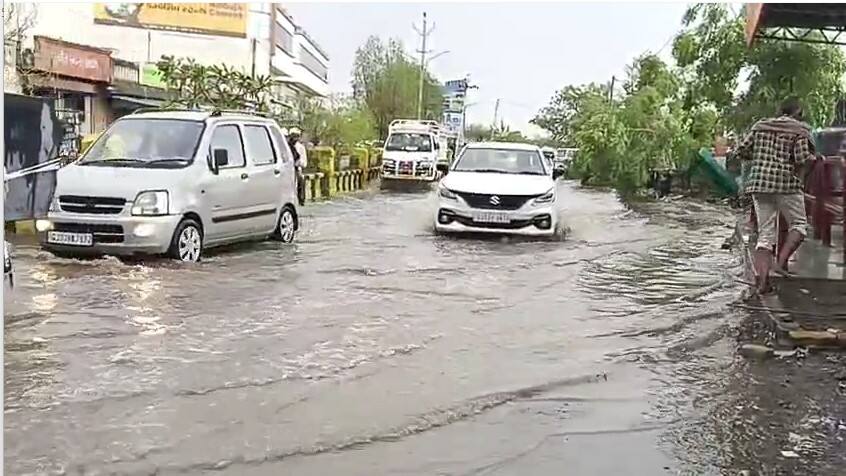 The office of the director of agriculture has requested the farmers of the state to take precautionary measures Gujarat Rain: કમોસમી વરસાદથી ખેતીના પાકને ભારે નુકસાનની ભીતિ, જાણો તંત્રએ ખેડૂતોને સાવચેતીના પગલા માટે શું કર્યો અનુરોધ