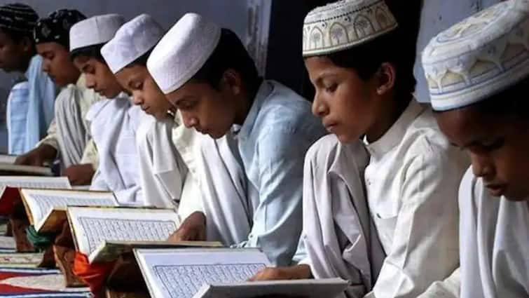 Saraswati Vandana by madrasa children shifting in government school in UP All India Muslim Personal Law Board said cannot be tolerated 'मदरसे के बच्चों से करवा रहे सरस्वती वंदना', मुस्लिम पर्सनल लॉ बोर्ड बोला- ये बर्दाश्त नहीं