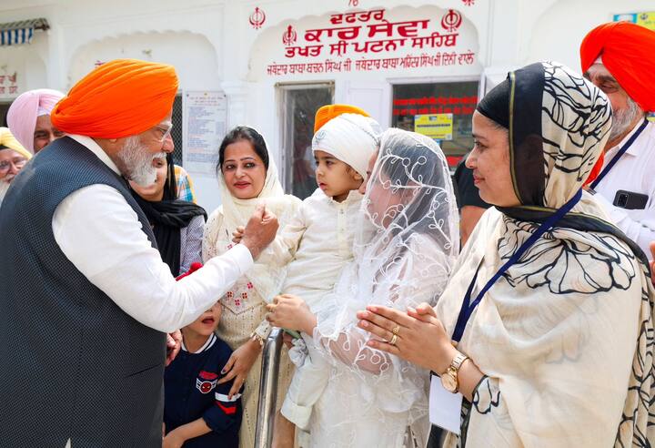 मोदींनी येथील दौऱ्या गुरुमहाराज यांच्या लहानपणीच्या अस्त्र, शस्त्रांचे प्रदर्शनही पाहिले. यावेळी, मोदींना गुरुघरचा अशीष सिरोपही देण्यात आलाय.