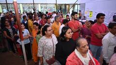 रुग्णालयात जाण्यापूर्वी गर्भवती महिलेने  बजावला हक्क