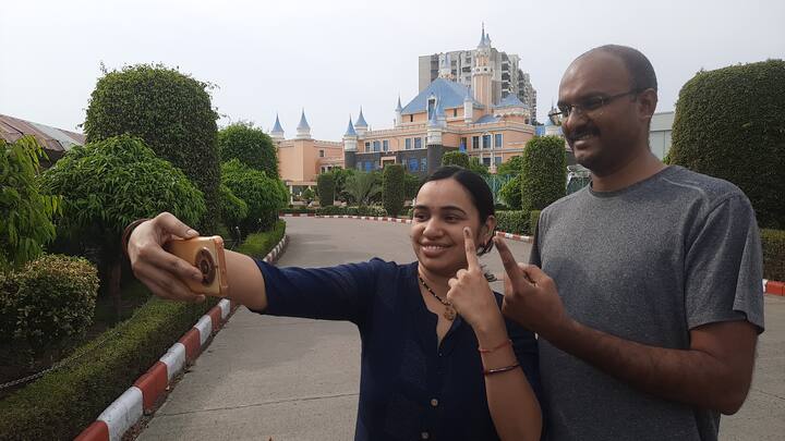 हालांकि इंदौर में नोटा का प्रभाव बहुत ज्यादा नहीं होंगे. इंदौर के लोग इस बात से नाराज हैं कि ऐन मौके पर कांग्रेसी प्रत्याशी ने अपना नामांकन फॉर्म वापस लिया और भारतीय जनता पार्टी में जाकर वे शामिल हो गए. इंदौर में छोटी-मोटी घटनाओं के बीच में आज मतदान पूरा हुआ जहां पर एक वीडियो वायरल हुआ यह वीडियो विधानसभा क्रमांक 3 का बताया गया कहा गया कि एक वीडियो बनाकर किसी ने व्हाट्सएप ग्रुप में पोस्ट कर दिया जिसमें इंदौर की उम्मीदवारों के नाम नजर आ रहे हैं.