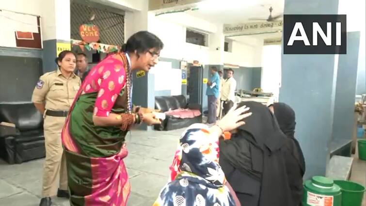 Telangana Polling Updates Kompella Madhavi Latha Dharmapuri Arvind targets women who wearing burqa while voting BJP Burqa Politics: బుర్ఖాలే టార్గెట్‌గా బీజేపీ రాజకీయం! ప్రతి బూత్‌లో ఆ ఇద్దరు నేతలు హల్‌చల్!