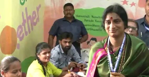 Hyderabad BJP MP Candidate Madhavi Latha | ఓల్డ్ సిటీలో ఓటు వేసిన బీజేపీ ఎంపీ అభ్యర్థి మాధవీలత | ABP