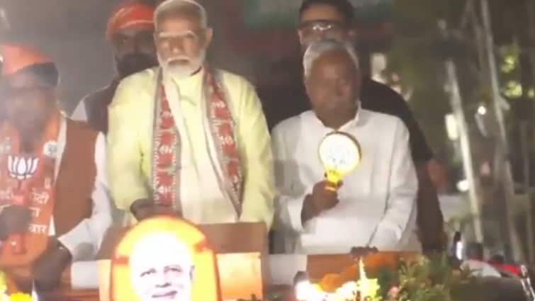 'From Face Of Oppn To Sidekick': Netizens Mock Nitish Kumar For Holding BJP Insignia At PM's Pa