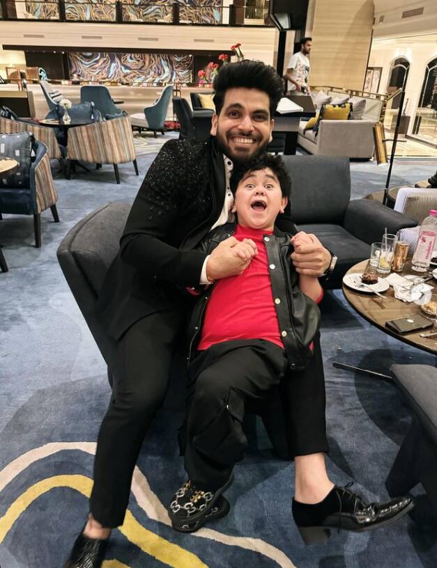 शिव ने बताया कि जब अब्दू ने अपनी इंगेजमेंट की फोटो सोशल मीडिया पर पोस्ट की तो उन्हें लगा था कि ये कोई प्रैंक होगा. यही बात उन्होंने मीडिया के सामने भी कर दी. लेकिन जब अब्दू ने शिव का इंटरव्यू देखा तो उन्होंने तुरंत शिव को फोन किया था.