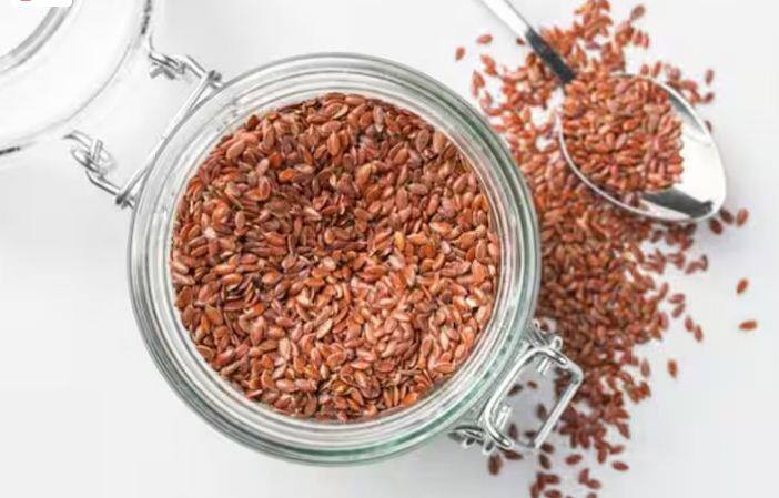 ਅੱਜ ਕੱਲ੍ਹ ਛੋਟੀ ਉਮਰ ਵਿੱਚ ਕੋਲੈਸਟ੍ਰੋਲ ਵਧਣ ਦੀ ਸਮੱਸਿਆ ਦੇਖਣ ਨੂੰ ਮਿਲ ਰਹੀ ਹੈ। ਦਿਲ ਦੇ ਦੌਰੇ ਦੇ ਜ਼ਿਆਦਾਤਰ ਮਾਮਲਿਆਂ ਵਿੱਚ, ਉੱਚ ਕੋਲੇਸਟ੍ਰੋਲ ਪੱਧਰ ਦਾ ਕਾਰਨ ਪਾਇਆ ਗਿਆ ਹੈ। ਜੇਕਰ ਫਲੈਕਸ ਦੇ ਬੀਜਾਂ ਨੂੰ ਰੋਜ਼ਾਨਾ ਖਾਧਾ ਜਾਵੇ ਤਾਂ ਧਮਨੀਆਂ 'ਚ ਜਮ੍ਹਾ ਖਰਾਬ ਕੋਲੈਸਟ੍ਰਾਲ ਨੂੰ ਘੱਟ ਕੀਤਾ ਜਾ ਸਕਦਾ ਹੈ। ਇਸ ਵਿੱਚ ਮੌਜੂਦ ਉੱਚ ਫਾਈਬਰ ਤੱਤ ਕੋਲੈਸਟ੍ਰੋਲ ਦੇ ਪੱਧਰ ਨੂੰ ਘਟਾਉਣ ਅਤੇ ਦਿਲ ਦੀ ਸਿਹਤ ਨੂੰ ਬਣਾਈ ਰੱਖਣ ਵਿੱਚ ਮਦਦ ਕਰਦਾ ਹੈ।