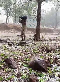 Hailstorm: વલસાડના ગીરનારા ગામે વરસાદ સાથે પડ્યા કરા, જુઓ તસવીરો