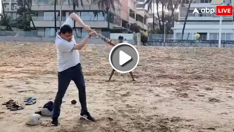 Uttarakhand CM Pushkar Singh Dhami played cricket with children at Juhu Beach Mumbai Watch Video Watch: महाराष्ट्र में चुनाव के बीच बच्चों के साथ क्रिकेट खेलते दिखे उत्तराखंड के CM पुष्कर सिंह धामी, देखें वीडियो