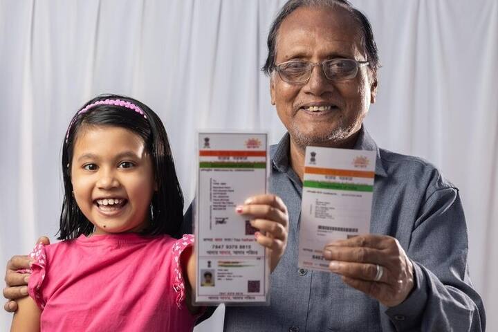 सभी नागरिकों के लिए भारत सरकार ने आधार कार्ड को मोबाइल नंबर से लिंक करना अनिवार्य कर दिया है.