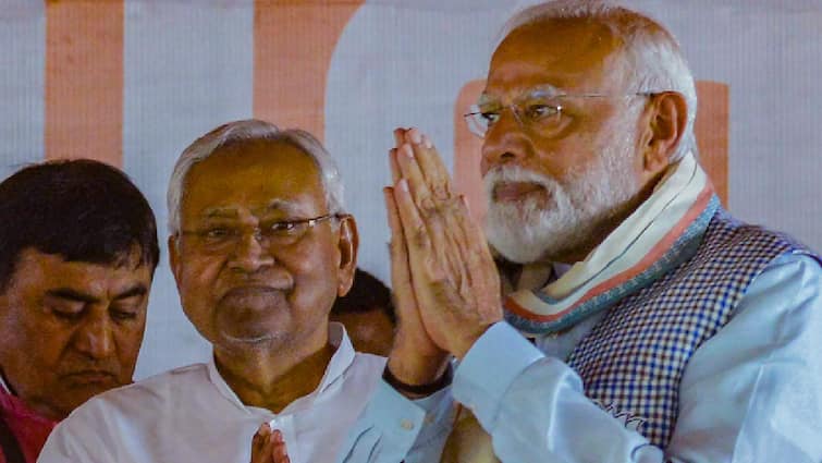 Bihar CM Nitish Kumar will attend PM Narendra Modi nomination in Varanasi for Lok Sabha Eelections 2024 Elections 2024: PM मोदी के नामांकन में शामिल होंगे CM नीतीश कुमार, पटना के बाद वाराणसी में दिखेंगे साथ-साथ