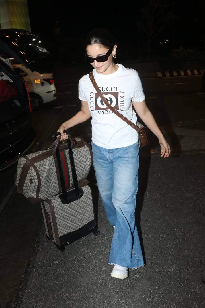 बॉलीवूड अभिनेत्री आलिया भट्टला रात्री उशिरा मुंबई विमानतळावर पॅप्सने स्पॉट केले.