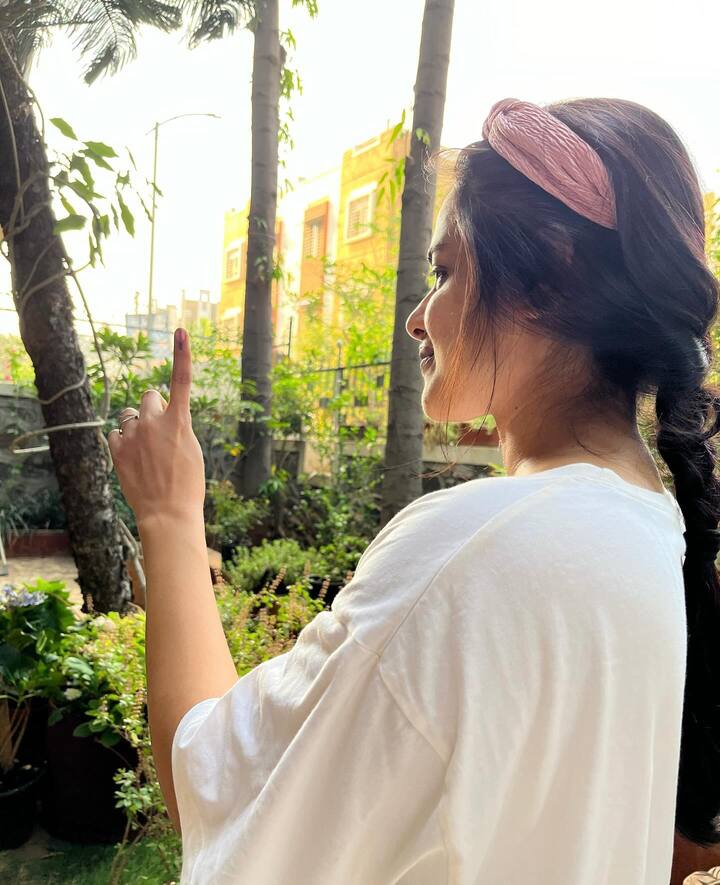 नेहा महाजन - अभिनेत्री नेहा महाजनने मतदान केल्यानंतर इन्स्टाग्राम अकाउंटवर फोटो पोस्ट करत मतदान करण्याचे आवाहन केले आहे. Please Vote. Keep the Democracy alive अशी कॅप्शन तिने दिली आहे.