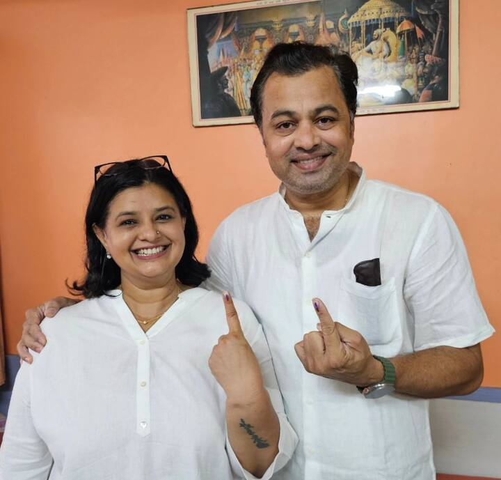 सुबोध भावे - लोकशाहीचा हा उत्सव साजरा करूया,मतदान करूया अशी कॅप्शन देत अभिनेता सुबोध भावे याने मतदान करण्याचे आवाहन केले. सुबोधने पत्नी मंजिरीसोबत सकाळीच मतदानाचा अधिकार बजावला.