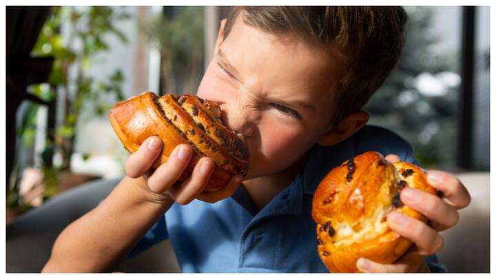 खेलकूद की कमी  : आजकल बच्चे खेलने की जगह टीवी और मोबाइल में ज्यादा समय बिताते हैं. इससे उनका शारीरिक व्यायाम कम हो जाता है और शरीर में चर्बी बढ़ने लगती है. खेलकूद ना करने से उनका कोलेस्ट्रॉल भी बढ़ सकता है. इसलिए, उन्हें खेलने के लिए प्रोत्साहित करना चाहिए.