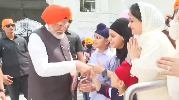 पटना में रोड शो के बाद दूसरे दिन सोमवार को पीएम मोदी तख्त श्री हरमंदिर साहिब गुरुद्वारा पहुंचे. आठ तस्वीरों में पूरा नजारा देख सकते हैं.