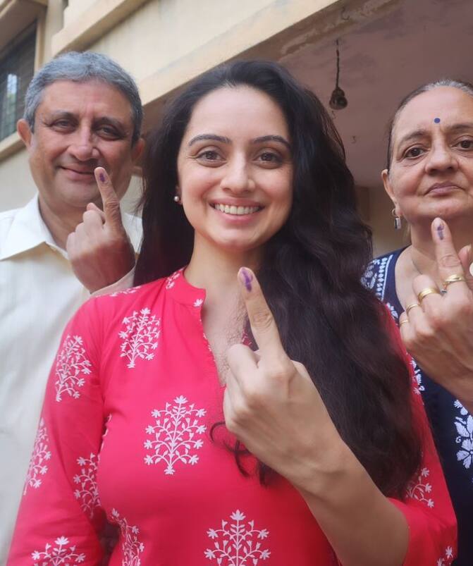 श्रृती मराठे - अभिनेत्री श्रृती मराठेने आपल्या आई-बाबांसह मतदानाचा अधिकार बजावला.
