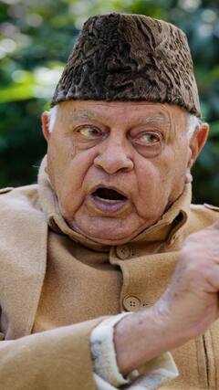 Lok Sabha Election: बहन और बेटी के साथ मतदान करने पहुंचे फारूक अब्दुल्ला | ABP Shorts