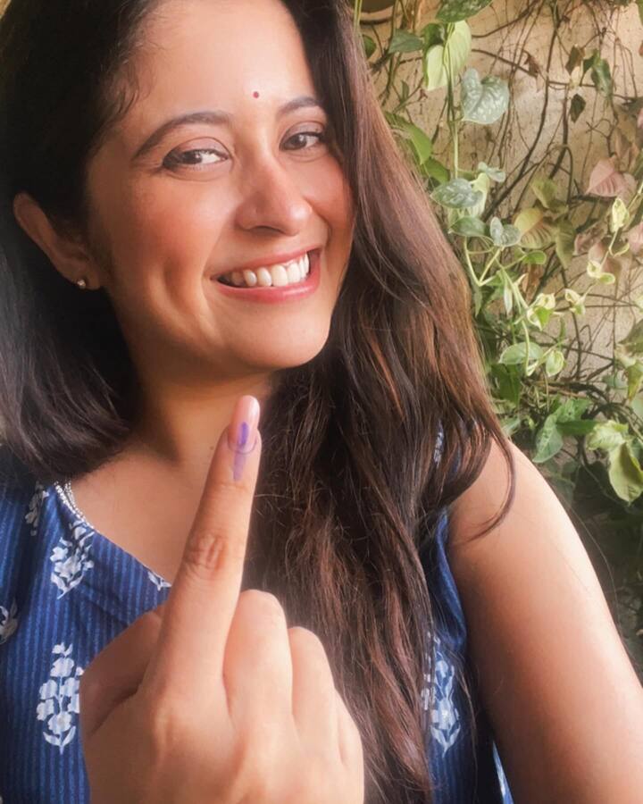 गायत्री दातार - मतदान करणे हा हक्कच नव्हे तर जबाबदार नागरिकाचे कर्तव्य असल्याचे अभिनेत्री गायत्री दातारने म्हणत मतदानाचे आवाहन केले.