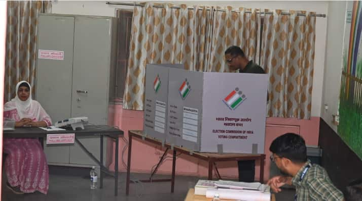 Pune Loksabha election Voting mashine nOt working In maval shirur pune marathi news Pune News : पुणे, मावळ, शिरुरममध्ये विविध ठिकाणी EVM मशीन बिघडले; मतदार रांगेत खोळंबले!