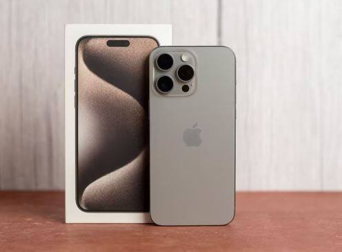 9To5Mac ਦੀ ਰਿਪੋਰਟ ਦੇ ਅਨੁਸਾਰ, iPhone 16 Pro ਅਤੇ iPhone 16 Pro Max ਫੋਨਾਂ ਦੇ ਕੈਮਰੇ ਵਿੱਚ ਕਈ ਵੱਡੇ ਸੁਧਾਰ ਅਤੇ ਅਪਗ੍ਰੇਡ ਹੋਣ ਜਾ ਰਹੇ ਹਨ। ਕਈ ਟਿਪਸਟਰਾਂ ਦਾ ਕਹਿਣਾ ਹੈ ਕਿ ਇਸ ਵਾਰ ਐਪਲ ਦੇ ਪ੍ਰੋ ਮਾਡਲਾਂ 'ਚ ਅਲਟਰਾ-ਵਾਈਡ ਕੈਮਰਾ, ਆਪਟੀਕਲ ਜ਼ੂਮ, ਐਂਟੀ-ਰਿਫਲੈਕਟਿਵ ਕੋਟਿੰਗ ਅਤੇ ਮੇਨ ਕੈਮਰਾ ਵਰਗੇ ਅੱਪਗ੍ਰੇਡ ਹੋਣ ਦੀ ਉਮੀਦ ਹੈ।