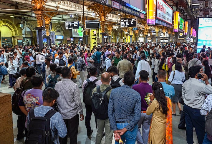 महाराष्ट्र के मुख्यमंत्री एकनाथ शिंदे ने देर शाम घाटकोपर में होर्डिंग गिरने की घटना के बाद घटनास्थल का दौरा किया. एनडीआरएफ (राष्ट्रीय आपदा प्रतिक्रिया बल) की एक टीम उस स्थान पर पहुंची, जहां होर्डिंग गिरी थी और खोज और बचाव अभियान चलाया.