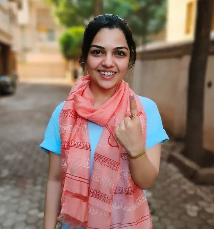 आर्या आंबेकर - गायिका आणि अभिनेत्री आर्या आंबेकर हीनेदेखील आपल्या मतदानाचा अधिकार बजावला. every vote matters! अशी कॅप्शन देत फोटो सोशल मीडियावर पोस्ट केला.