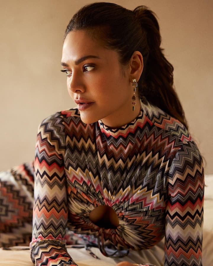 For hairstyle, she chose a high ponytail.
