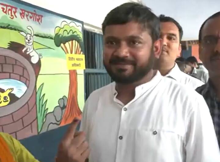 బిహార్లోని బేగుసరై నియోయజకవర్గంలోని పోలింగ్ బూత్లో కాంగ్రెస్ అభ్యర్థి కన్హయ్యా కుమార్ ఓటు హక్కు వినియోగించుకున్నారు. నార్త్ ఈస్ట్ ఢిల్లీ నుంచి కాంగ్రెస్ అభ్యర్థిగా బరిలోకి దిగిన కన్హయ్య బేగుసరైలో ఓటు వేశారు. ఇక్కడ సిట్టింగ్ బీజేపీ ఎంపీ గిరిరాజ్ సింగ్, సీపీఐ అభ్యర్థి అవదేశ్ రాయ్ మధ్య పోటీ నెలకొంది.