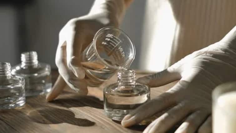 What is the difference between perfume and deodorant is the method of using both the same Perfume and Deodorant: परफ्यूम और डियोडरेंट अलग-अलग हैं तो जानिए किसका कब करना चाहिए यूज? क्या है लगाने का सही तरीका?