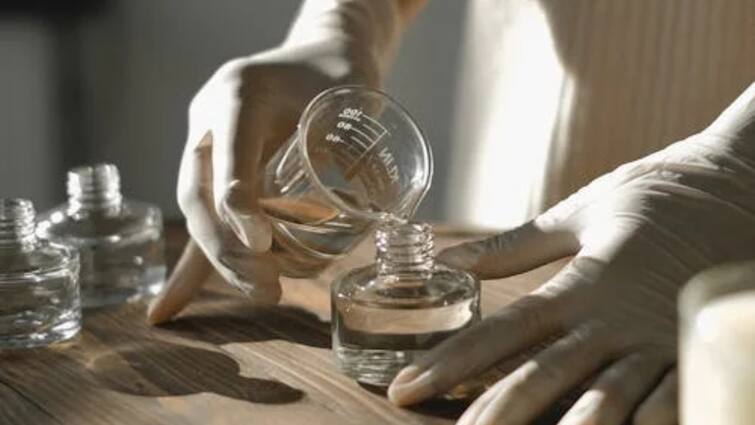 Perfume and Deodorant: परफ्यूम और डियोडरेंट अलग-अलग हैं तो जानिए किसका कब करना चाहिए यूज? क्या है लगाने का सही तरीका? What is the difference between perfume and deodorant is the method of using both the same Perfume and Deodorant: परफ्यूम और डियोडरेंट अलग-अलग हैं तो जानिए किसका कब करना चाहिए यूज? क्या है लगाने का सही तरीका?