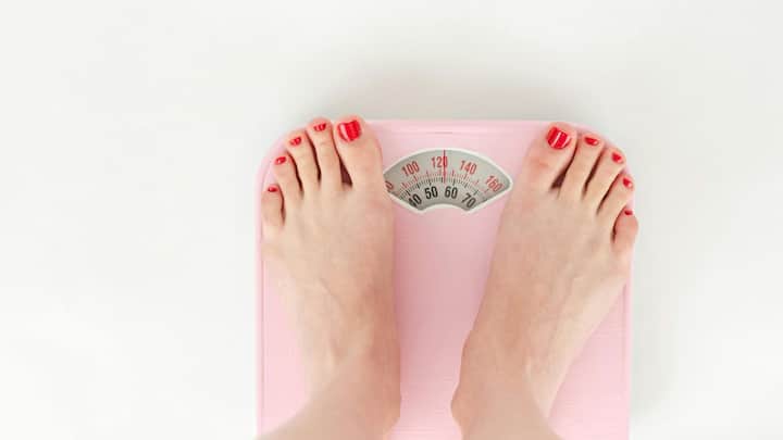 Weight Loss : वजन कमी करताना पाणी पिणे कसे महत्त्वाचे आहे हे सविस्तर जाणून घेणार आहोत.