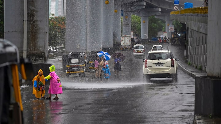 Mumbai Rain Today: मुंबई में आंधी और बारिश के कारण सोमवार को जनजीवन अस्त-व्यस्त हो गया तो वहीं मेट्रो समेत अन्य पब्लिक ट्रांसपोर्ट भी बेहाल रहे जिससे आम लोगों को दिक्कतों का सामना करना पड़ा.