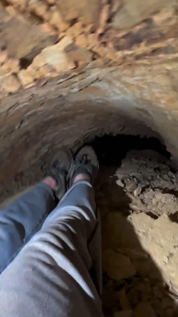 165 साल पुरानी सुरंग में घुस रहा था शख्स, वीडियो वायरल