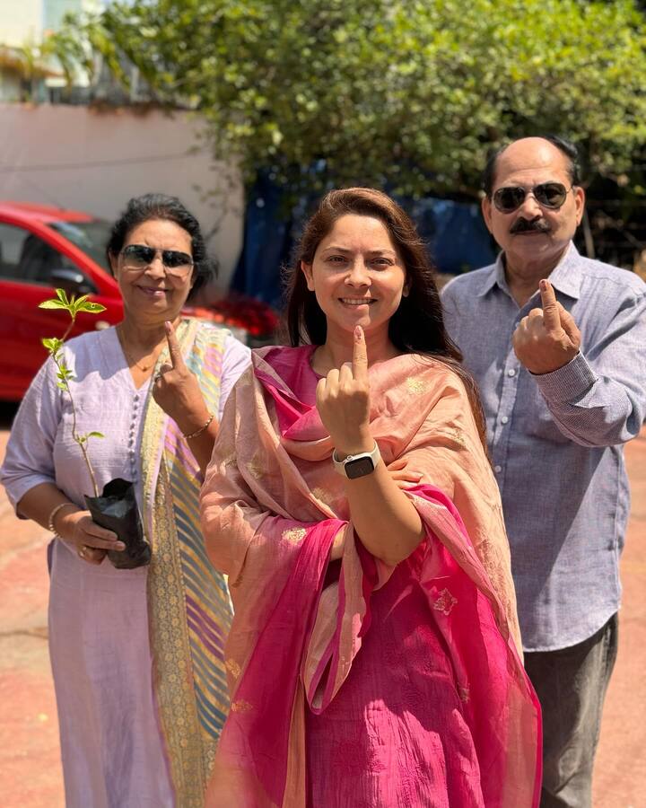 सोनाली कुलकर्णी : अभिनेत्री सोनाली कुलकर्णीने मतदान आज आई-वडिलांसह मतदान केले. इन्स्टावर तिने फोटो पोस्ट करत कर्तव्य आणि अधिकार - नाण्याच्या दोन बाजू. कर्तव्य पार पाडल्या शिवाय अधिकार मिळत नाही अशी कॅप्शन देत मतदान करण्याचे आवाहन केले.